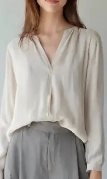 EILEEN FISHER 100% Silk Georgette Crepe Classic V-neck Shirt Button Down S Flaw‎