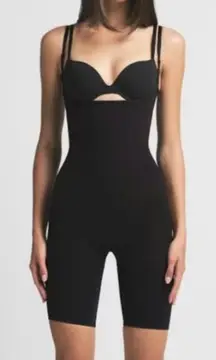 NWT SKIMS BODY BUTT LIFTING OPEN BUST BODYSUIT ONYX SMALL