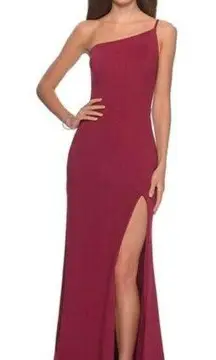 LA FEMME One-Shoulder Jersey Gown in Burgundy Size US 4