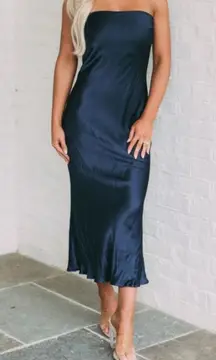 These Three Boutique . Satin Strapless Midi Dress. Color: Navy. Size: Small. Perfect for weddings or special occasions!