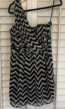 H&M‎ Black and White Chevron One-Shoulder Dress Size 12