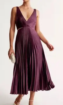 NWT Abercrombie & Fitch Burgundy Pleated Cut Out Maxi Dress Size Medium