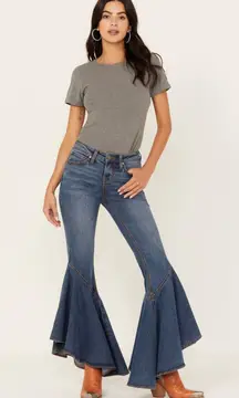 NWT  WOMEN'S MEDIUM WASH HIGH RISE RUFFLED SUPER FLARE STRETCH JEANS