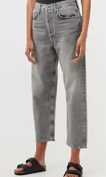 Agolde mid rise 90’s crop gray distressed jeans. Size 25