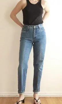 Vintage Bill blass High-waisted “Perfect Fit” mom jeans. Medium wash. Size:10