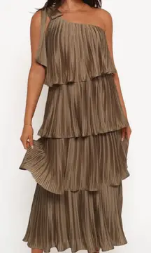 Petal & Pup Mia One-Shoulder Tiered Plissé Midi Dress Size XS