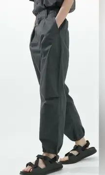 Uniqlo Women’s Pleated Jogger Pants in dark gray size 4