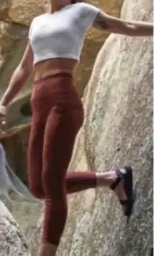 ATHLETA Trekkie Hybrid Crop stash pocket leggings