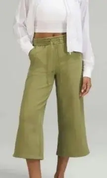 [Lululemon] Loungeful High-Rise Wide Leg Crop
Bronze Green Size 10