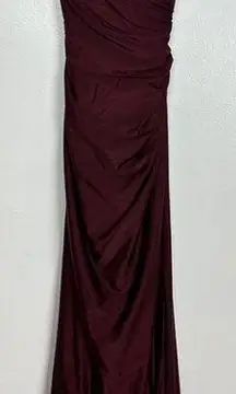 LA FEMME Ruched Jersey Gown in Dark Berry Size US 0