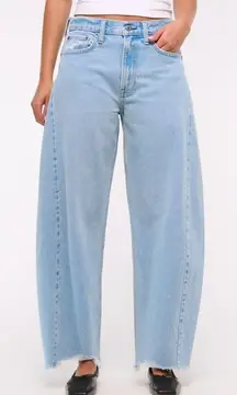 Abercrombie Mid Rise Curve Love Barrel Jeans Raw Hem Light Wash Blue 30 / 10