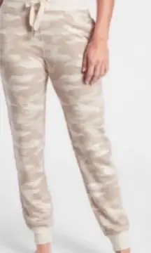 Athleta Women's‎ Tan Camo Balance Printed
Jogger. Size XL