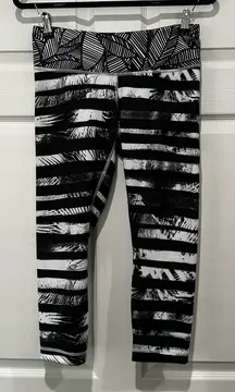 Lululemon Black‎ White Patterned Cropped Leggings Yoga Workout Gym