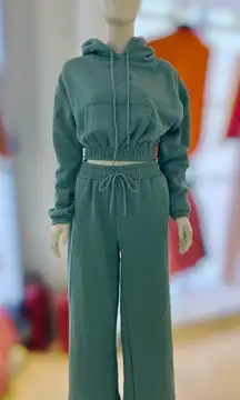 Long sleeve Sweatsuit Set With Hoodie And Wide Legs. Size XS