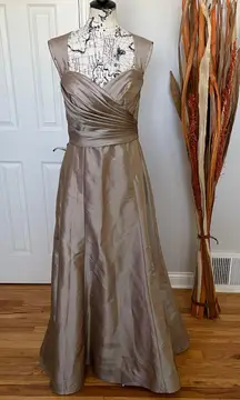 Watters by Wtoo Taffeta Cutouts Keyhole Mocha Puffy Pleated Draped Accordion Heart Fit Flare Overlay Ruched Shiny Crinkle Formal Evening Prom novelty champagne