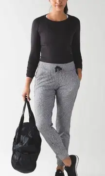 - Ready To Rulu Pant Spray Jacquard White Black Joggers