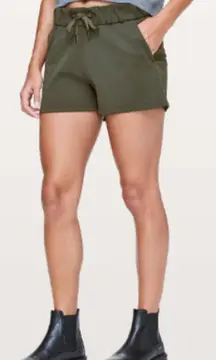 Lululemon On The Fly 2.5 Relaxed Mid Rise Shorts Camo Green Women's Size Medium
