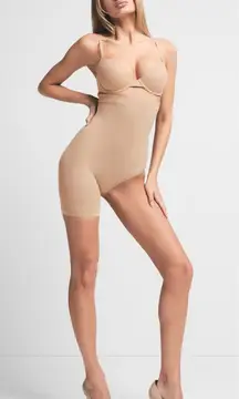 Skims Seamless right leg exposed Sculpt Solution Short Size M NWOB