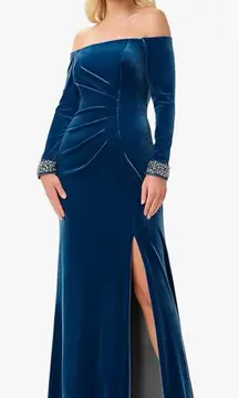 Adrianna Papell Velvet‎ Off-The-Shoulder Beaded-Cuff Gown Size 8 Blue
