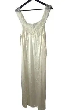 Vanity Fair Large Slip Full Length Nightgown Embroidery Lace Ivory