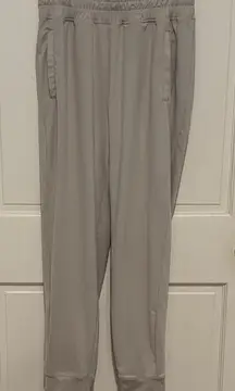Yogalicious Lux Pocket Joggers Size Medium in Nacreous Cloud (tan) Workout Cozy