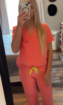 FIGS Scrubs Set