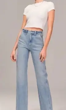 A&F “The 90's Relaxed high rise Jean” light wash baggy denim Jean long tall