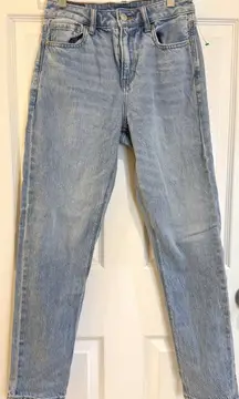American Eagle Strigid Mom Jeans‎ Size 2 Light Wash High Rise Denim