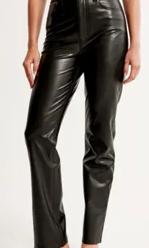 A&F Curve Love 90’s Straight Pant 26‎ Regular Vegan Leather Black