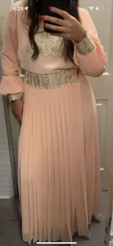 Women’s jalabiya/abaya can fit sizes M