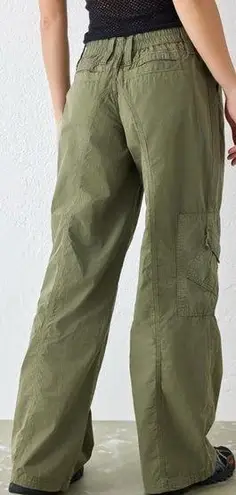 Urban Outfitters  BDG Y2K Low-Rise Cargo Pants Green