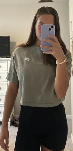 Nike Cropped Shirt