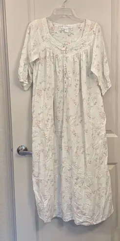 Eileen West classic nightgown size small White