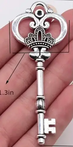 Silver Vintage Antique Style Skeleton Key Pendant