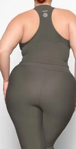 SKIMS Performance Racerback Tank Gunmetal