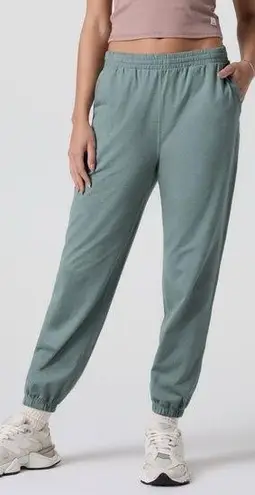 Vuori Boyfriend Sweatpant Mid Rise 7/8 Length in Vintage Pistachio Heather XS