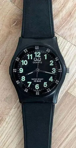 Q&Q Ladies Watch Black Rubber Strap and Dial Luminous Hands Markers 10BAR WR