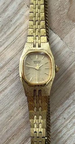 Seiko  Vintage Ladies Watch Gold-Tone Bracelet, Case, Dial, Markers, Hands