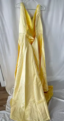 Pretty Yellow Prom/Homecoming Dress Size 12