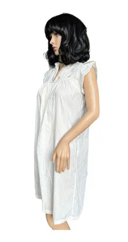 Vintage little Barbizon nightgown cream & embroidered flowers with lace size 6