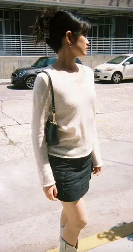 Brandy Melville  Andi V-Neck Sweater Lightweight Mohair Cream Women's OS NEW