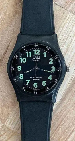 Q&Q Ladies Watch Black Rubber Strap and Dial Luminous Hands Markers 10BAR WR