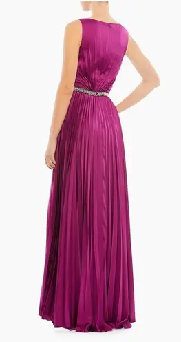Mac Duggal ’s IEENA Belted Pleated Satin Gown in Berry Size 8, New w/Tag