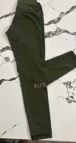 Fleo Green Athletic Leggings Streamlined Design Green Size M