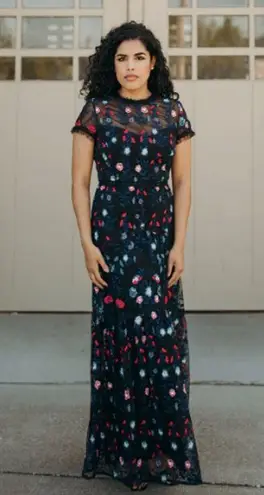 Monique Lhuillier Floral Embroidered Tiered Lace Column Maxi Gown Dress Size 4