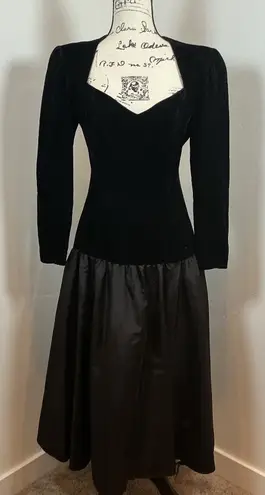 Vtg Gunne Sax by Jessica Black Velvet Gown –Sweetheart Neckline, Bow Back Sz 11