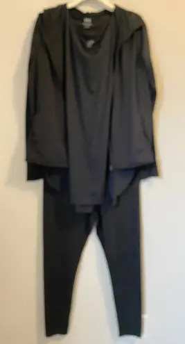 Uniqlo  Women's AIRism Soft Jacket, t-shirt and leggings set in black sz. XL-L - Image 1