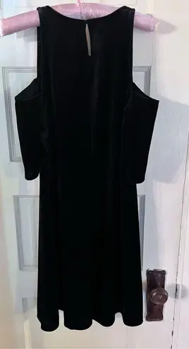 BCBGeneration  BLACK VELOUR COLD SHOULDER DRESS SIZE SMALL NEW