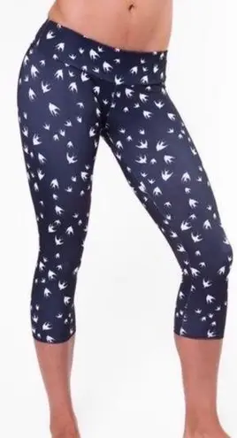 Onzie Bird Novelty Graphic Print Cropped Leggings: Black & White