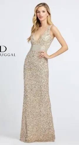 Mac Duggal Sequined Sleeveless V Neck Column Gown in Nude Gold Size US 2